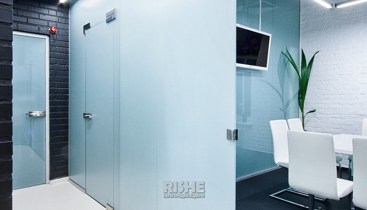 №215  # Беспрофильное остекление, . 'RISHE-С1', ^ Тонированные, ` Цельностеклянные двери.jpg